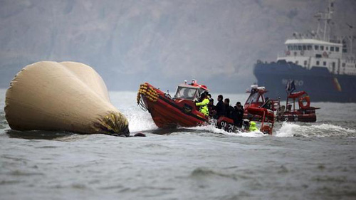 Giăng thêm lưới quanh phà Sewol bảo vệ xác nạn nhân - 1