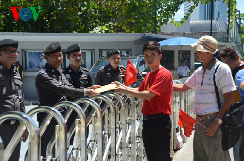 [Caption]Trong thư ngỏ, sinh viên Việt Nam tại Thái Lan bày tỏ sự bất bình và phẫn nộ đối với hành động ngang ngược hạ đặt giàn khoan Hải Dương-981 của Trung Quốc tại vùng đặc quyền kinh tế và thềm lục địa của Việt Nam, cực lực phản đối và yêu cầu chính quyền Trung Quốc dừng ngay các hoạt động khiêu khích, rút giàn khoan Hải Dương-981 ra khỏi vùng đặc quyền kinh tế của Việt Nam. Đại diện lực lượng bảo vệ Đại sứ quán Trung Quốc tại Thái Lan cho biết, được sự ủy quyền của Đại sứ quán, họ đã nhận bức thư ngỏ của đại diện sinh viên và người Việt Nam tại Thái Lan và hứa sẽ chuyển bức thư này tới tay nhà chức trách Đại sứ quán Trung Quốc tại Thái Lan./.