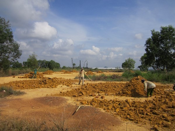 Trường bắn Long Bình đang được hối hả san lấp, nhường chỗ cho một khu dân cư-thương mại sắp thành hình.