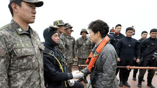 Giăng thêm lưới quanh phà Sewol bảo vệ xác nạn nhân - 2