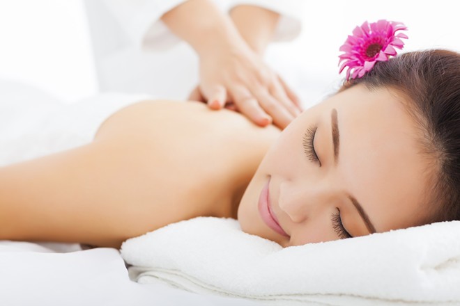    Nếu cần được chăm sóc một cách bài bản, bạn gái nên đến spa trải nghiệm các liệu pháp làm đẹp bài bản.