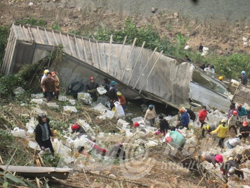 Thùng container chở hàng bị người dân quây kín.