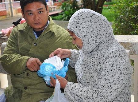 Đã 10 năm theo con đi viện chữa bệnh, với cô Dung, Hùng vẫn như một đứa trẻ ngô nghê không biết gì.