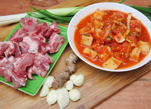 Canh kim chi củ cải nấu sườn cay cay nóng hổi - 1