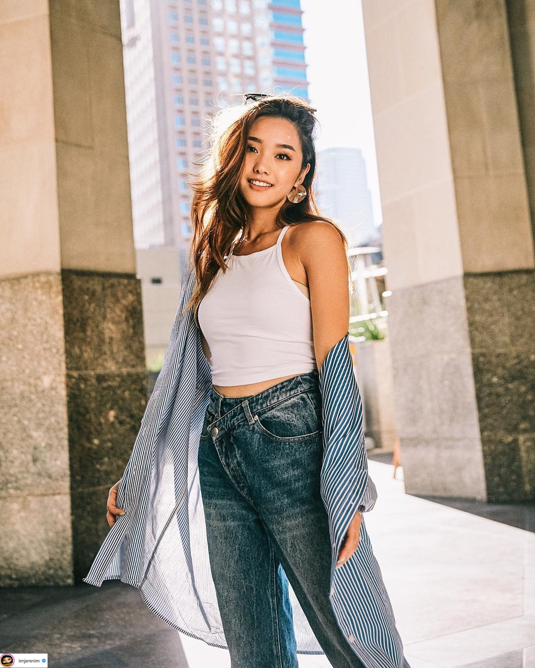 jenn im diện áo crop top cổ yếm màu trắng