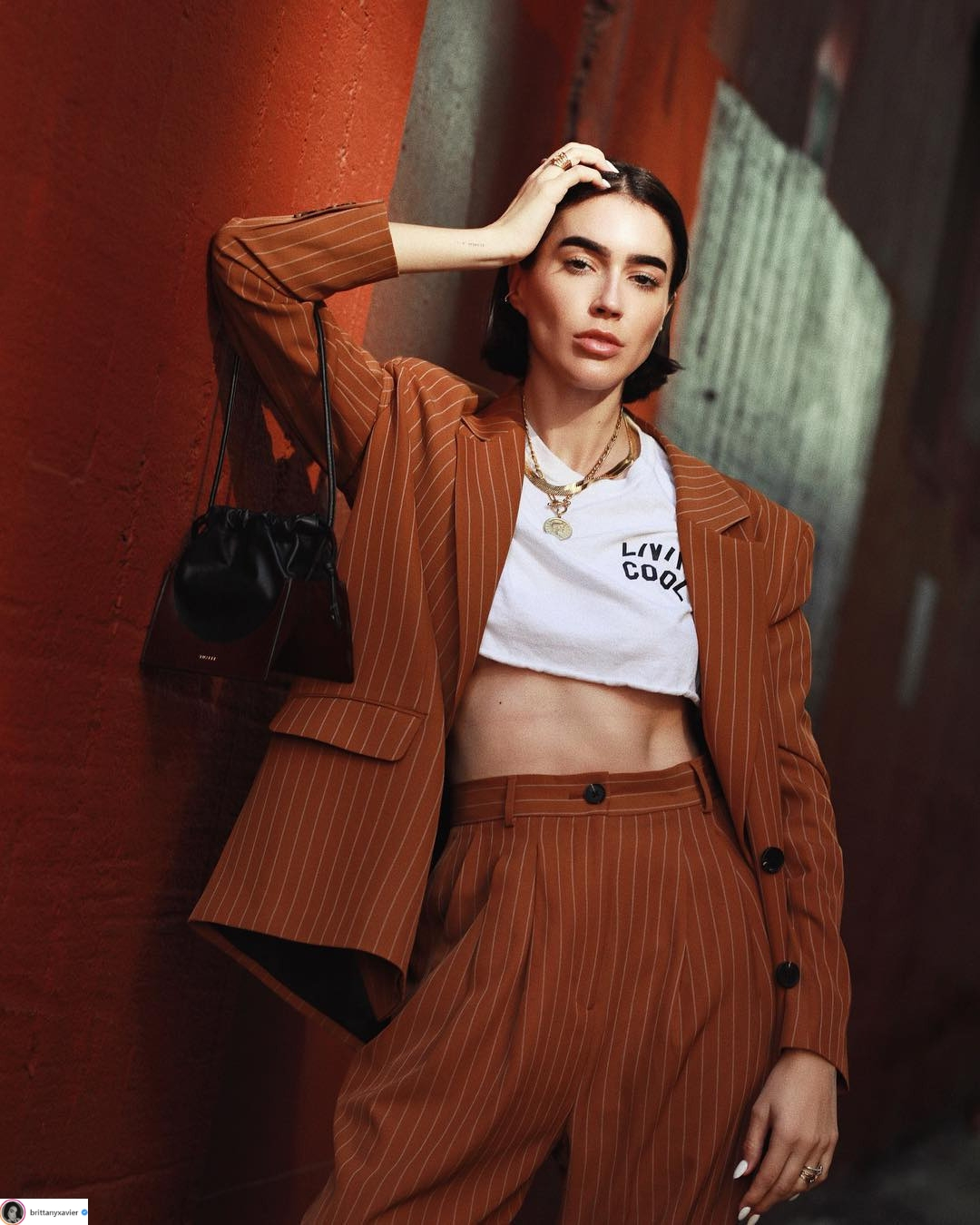 Brittany Xavier mặc suit và áo crop top