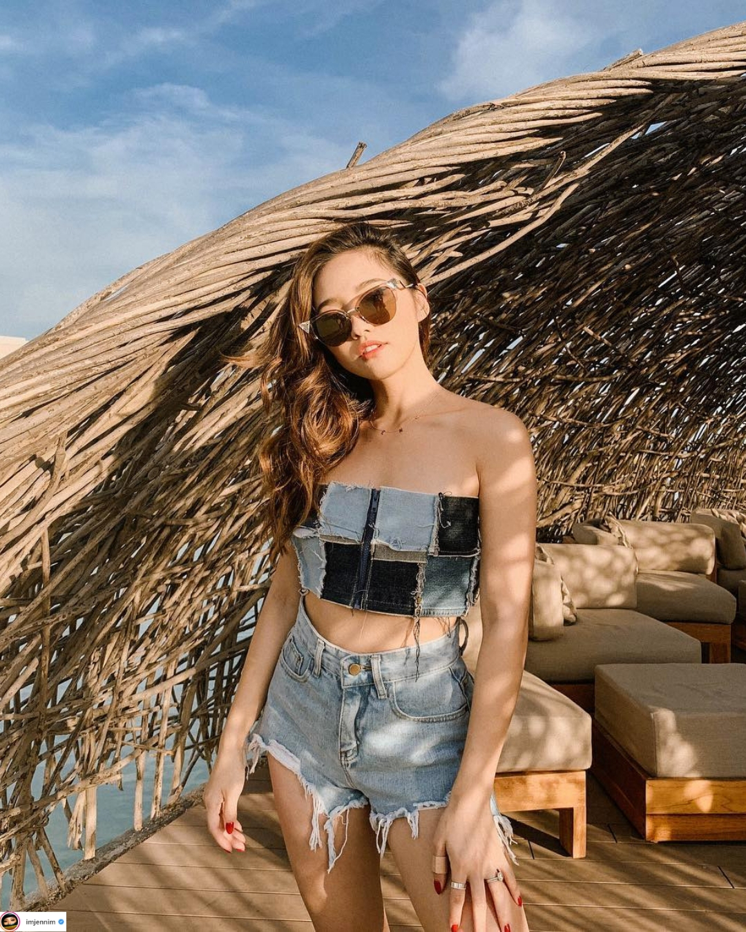 áo lửng denim và quần shorts rách