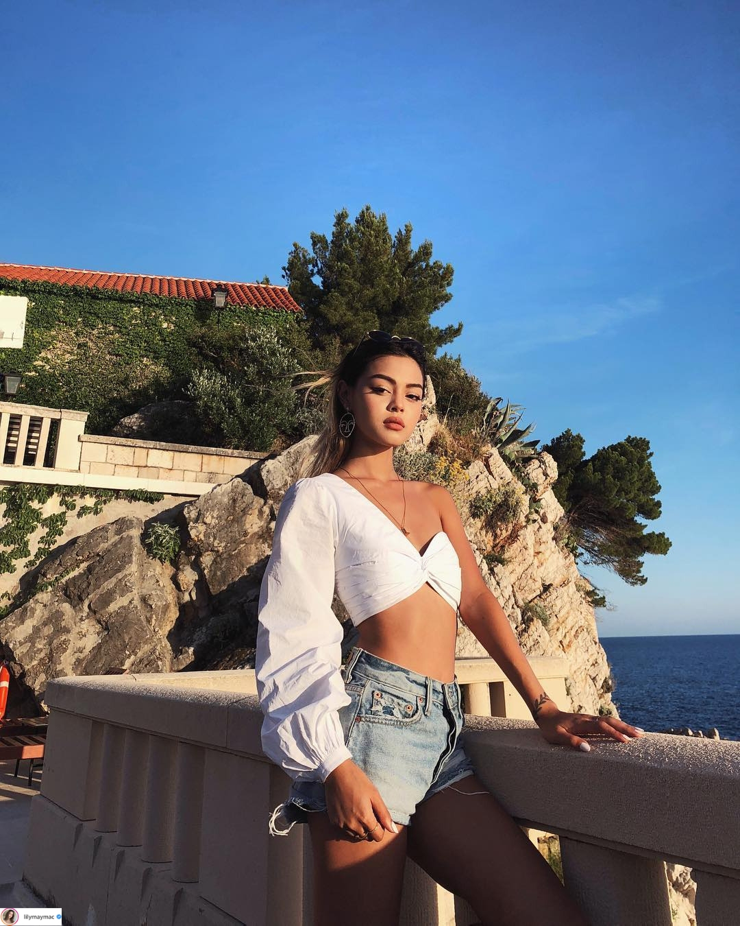 áo crop top lệch vai màu trắng lily maymac